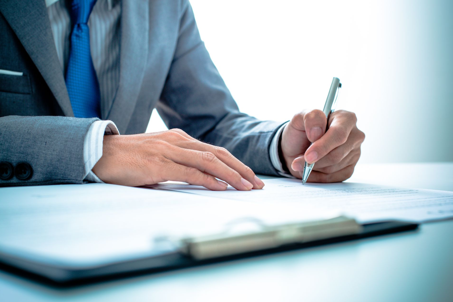 Un notaio che redige degli atti