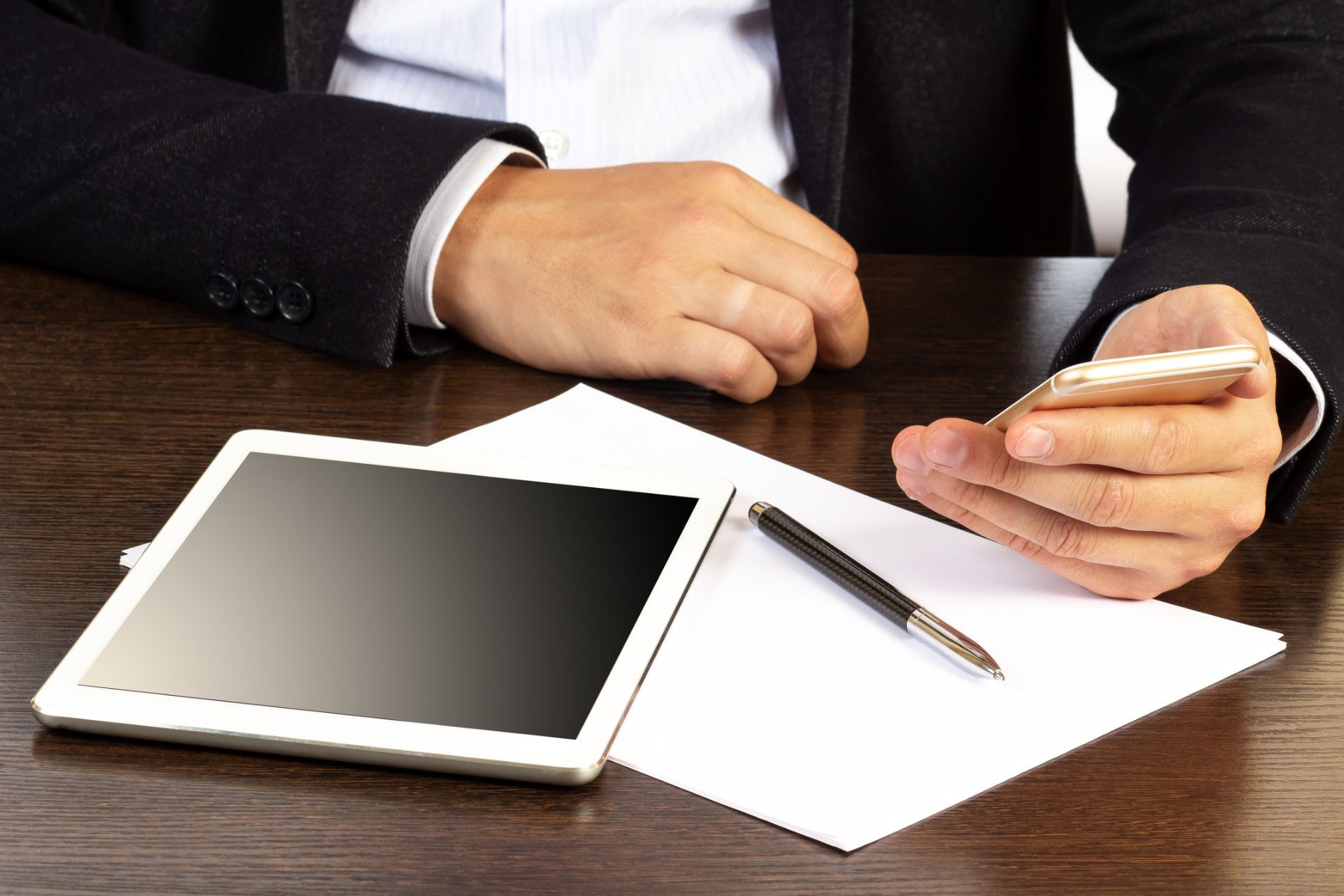 Un notaio che esamina degli atti