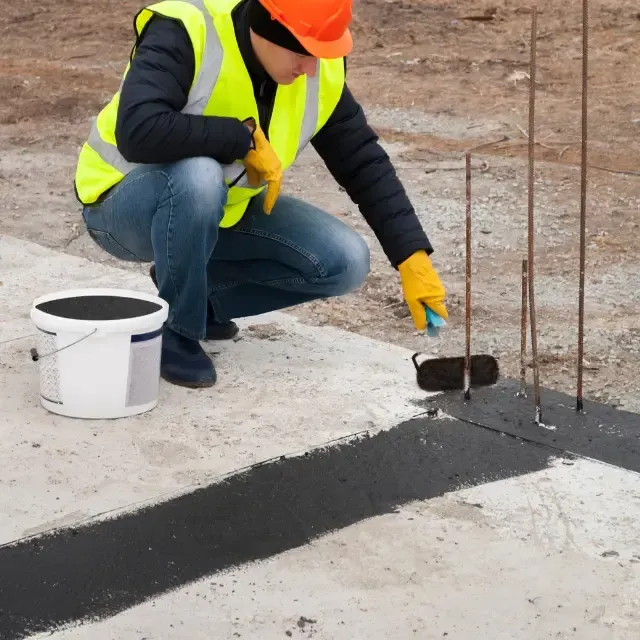 aplicar una pintura impermeabilizante en un techo con goteras en Santiago de Compostela