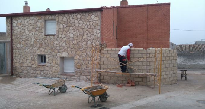 construir un muro d piedra y rehabilitar la fachada en casa en santiago de compostela