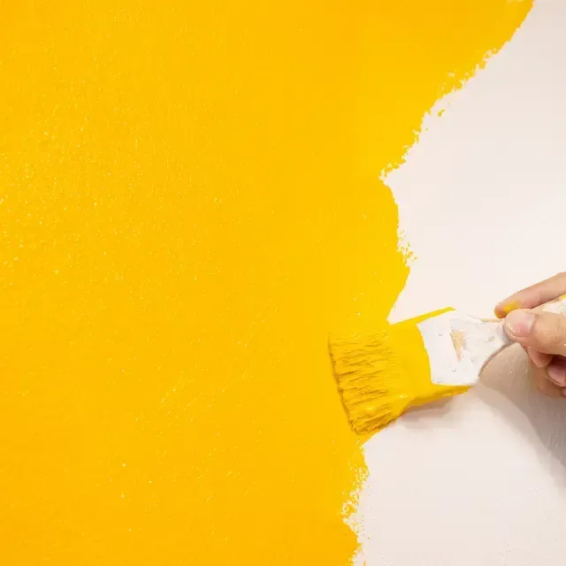 pintar de color amarrillo el interior de una casa en Santiago de Compostela