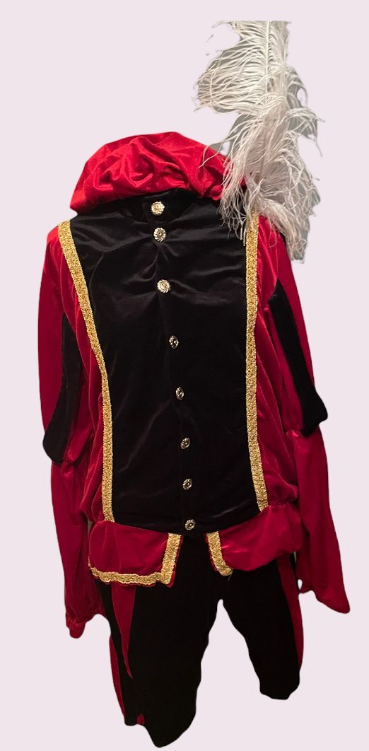 Zwart-rood, rijk versierd kostuum met gouden biezen en een witte, gevederde hoofdtooi op een paspop