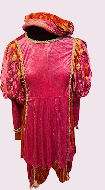 Roze fluwelen theaterkostuum met gouden bies, pofmouwen en bijpassende hoed op een witte achtergrond.