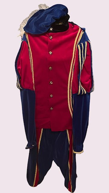 Rode jas in militaire stijl met gouden biezen, blauwe mouwen en bijpassende broek op een effen achtergrond.