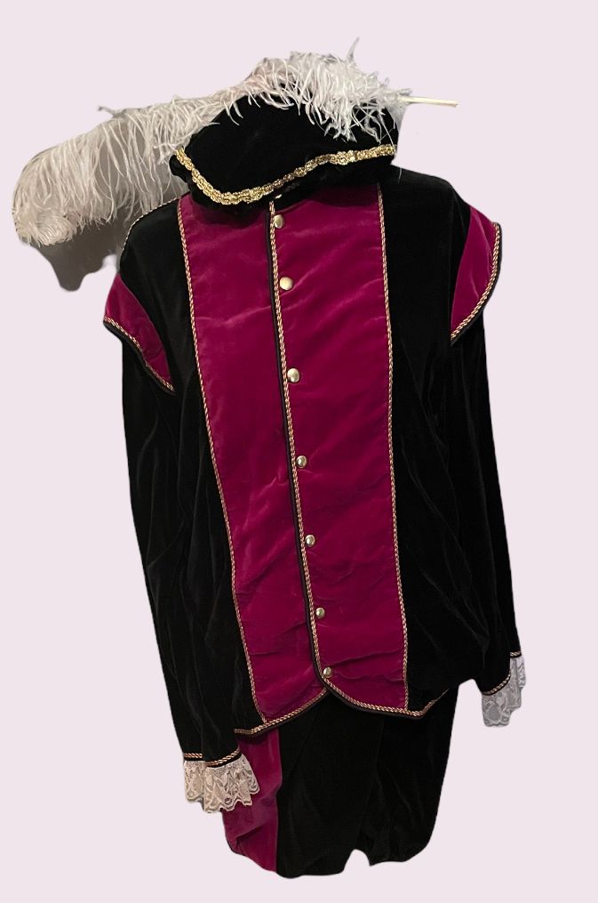 Historisch kostuum van zwart en magenta fluweel met gouden bies en witte kanten kraag.