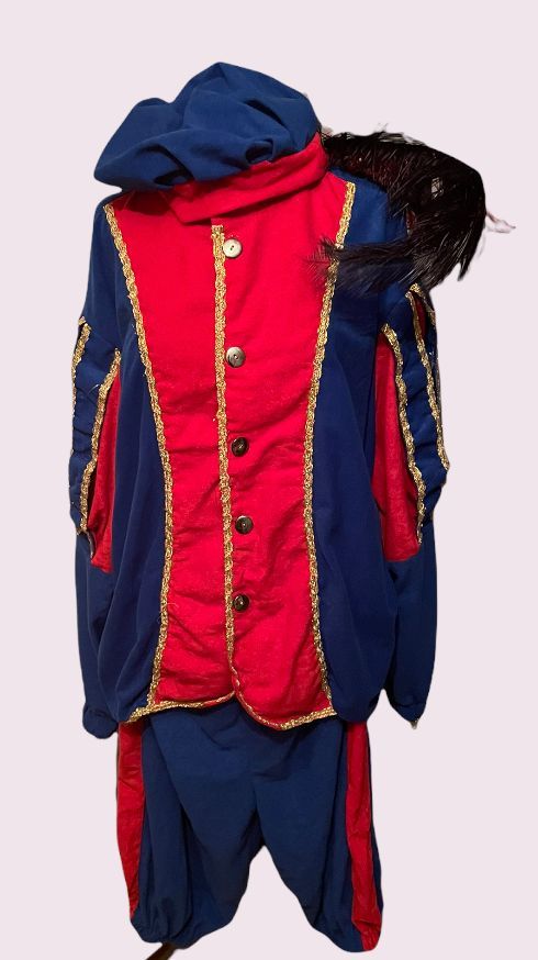 Rood-blauw, rijk versierd kostuum met gouden biezen en schouderdetails van veren op een effen achtergrond.
