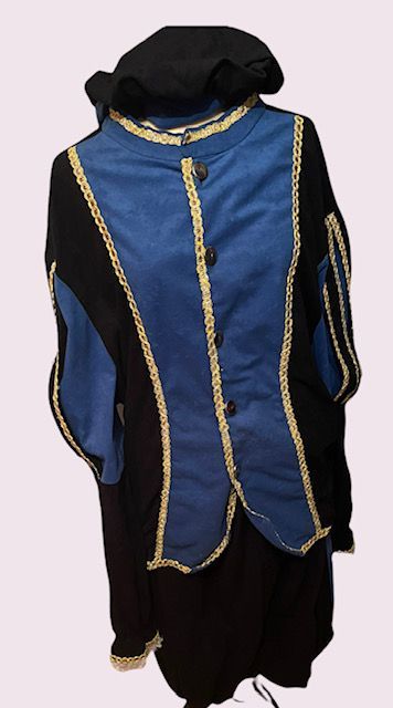 Blauw en zwart kostuum met capuchon en gouden versiering, van voren gezien op een effen achtergrond.