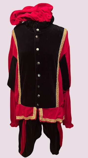 Zwart en rood middeleeuws kostuum met gouden versieringen en een rode hoofdtooi op een witte achtergrond.