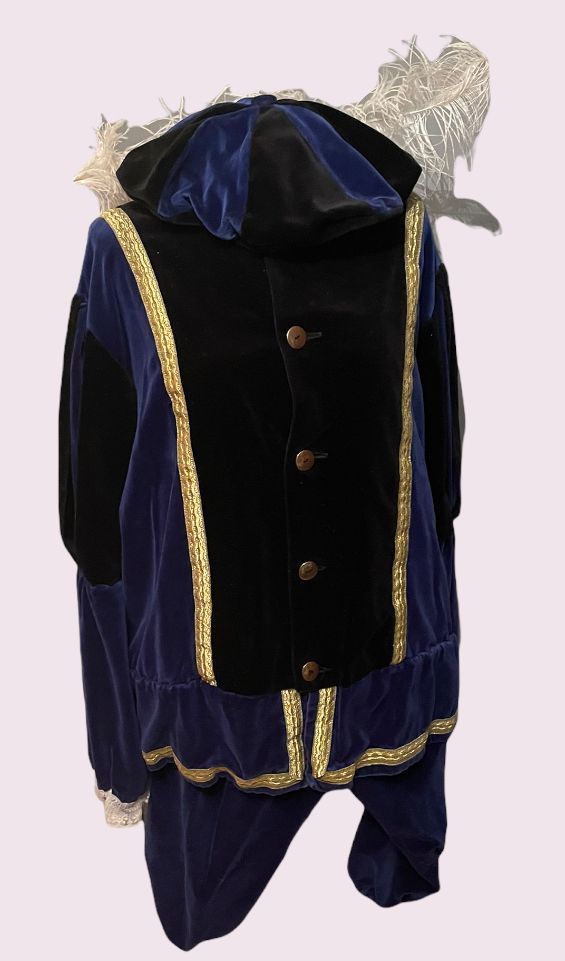 Donkerblauw fluwelen hofkostuum met gouden biezen, knopen en een sierlijke gegolfde kraag, gepresenteerd op een paspop.