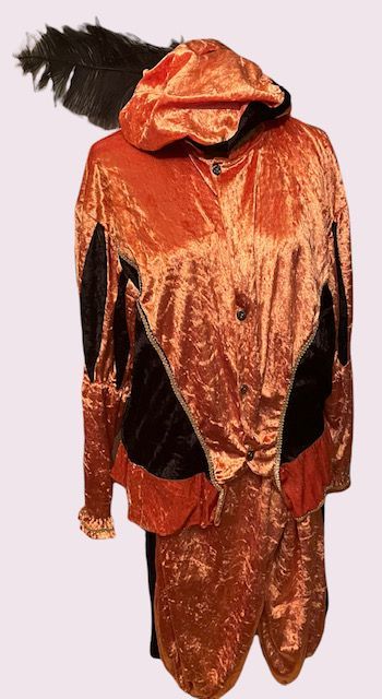 Oranje fluwelen kostuum met puntkap, zwarte vleugels en bijpassende broek op een witte achtergrond.