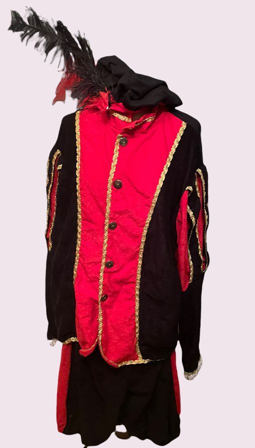 Zwart en rood, rijk versierd kostuum met gouden biezen en een hoofddeksel met veren op een witte achtergrond.