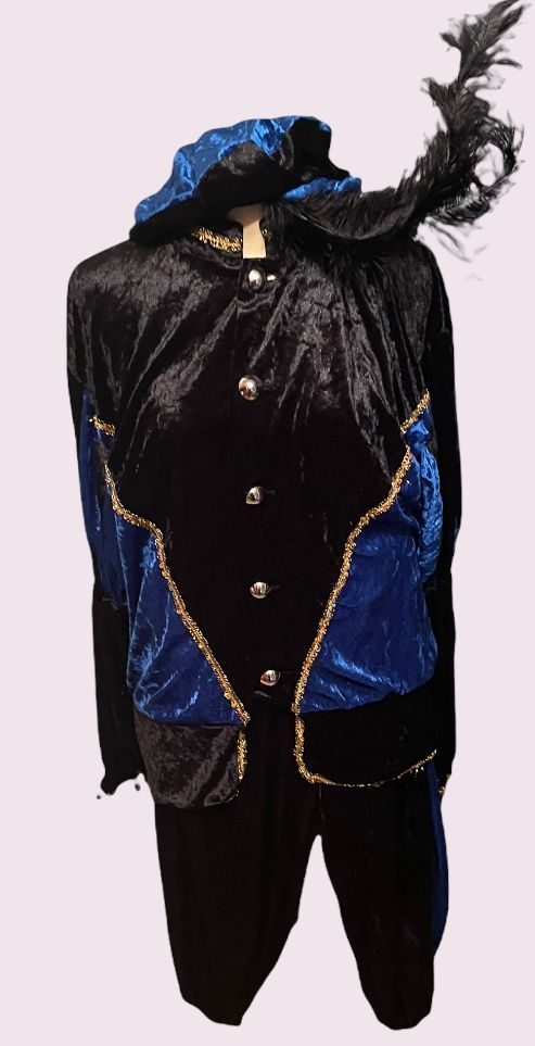 Een rijk versierd zwart-blauw kostuum met een hoed met veren, gedragen door een mannequin tegen een effen achtergrond.