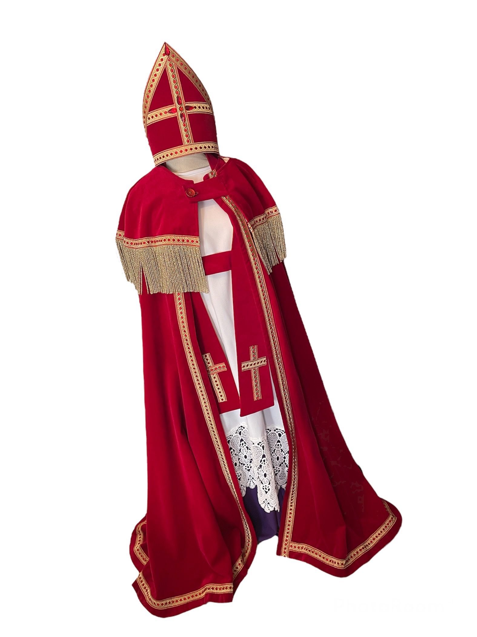 Rood-gouden heiligenkostuum met bijpassende mijter en cape op een witte achtergrond