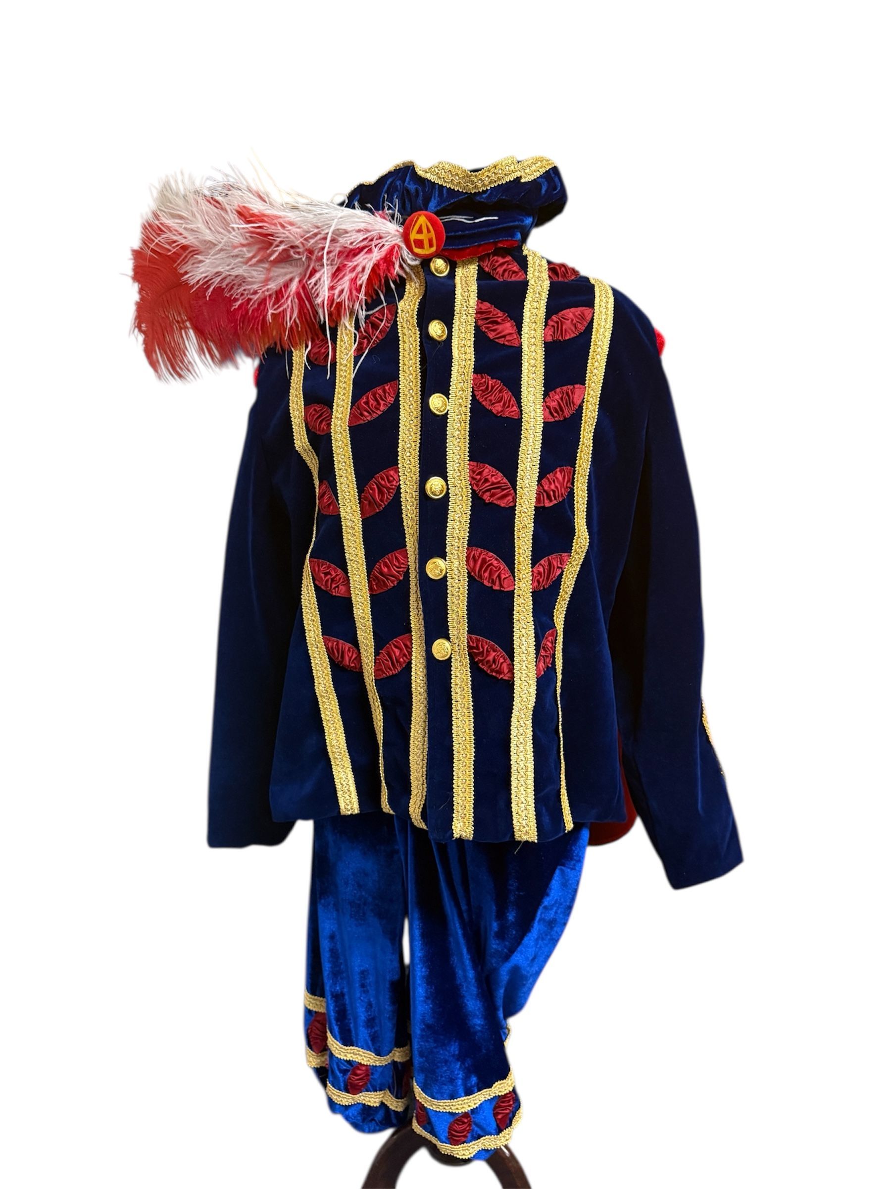 Een sierlijk blauw-goudkleurig kostuum met een rood-wit gevederde hoofdtooi op een witte achtergrond.