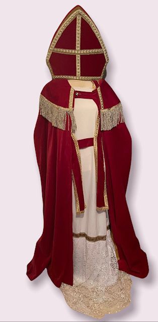 Rood-gouden liturgisch gewaad met een hoge, puntige kap, afgebeeld op een effen witte achtergrond.