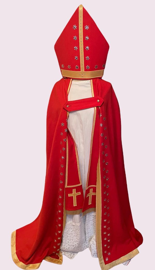 Rode bisschoppelijke toga en mijter met gouden versiering, vooraanzicht weergegeven op een witte achtergrond.