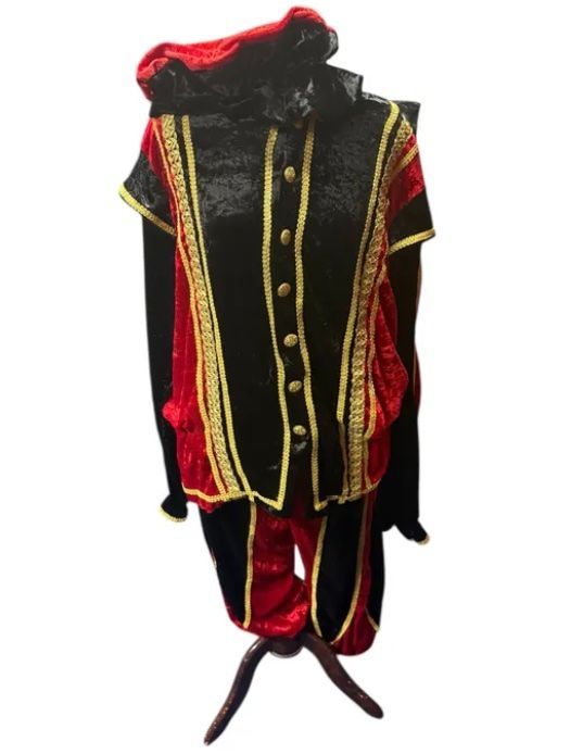 Zwart-rood narrenkostuum met gouden versiering en hoed op een witte achtergrond.