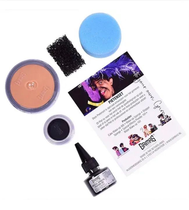 Diverse make-upproducten en een make-upremoverdoekje op een witte achtergrond.