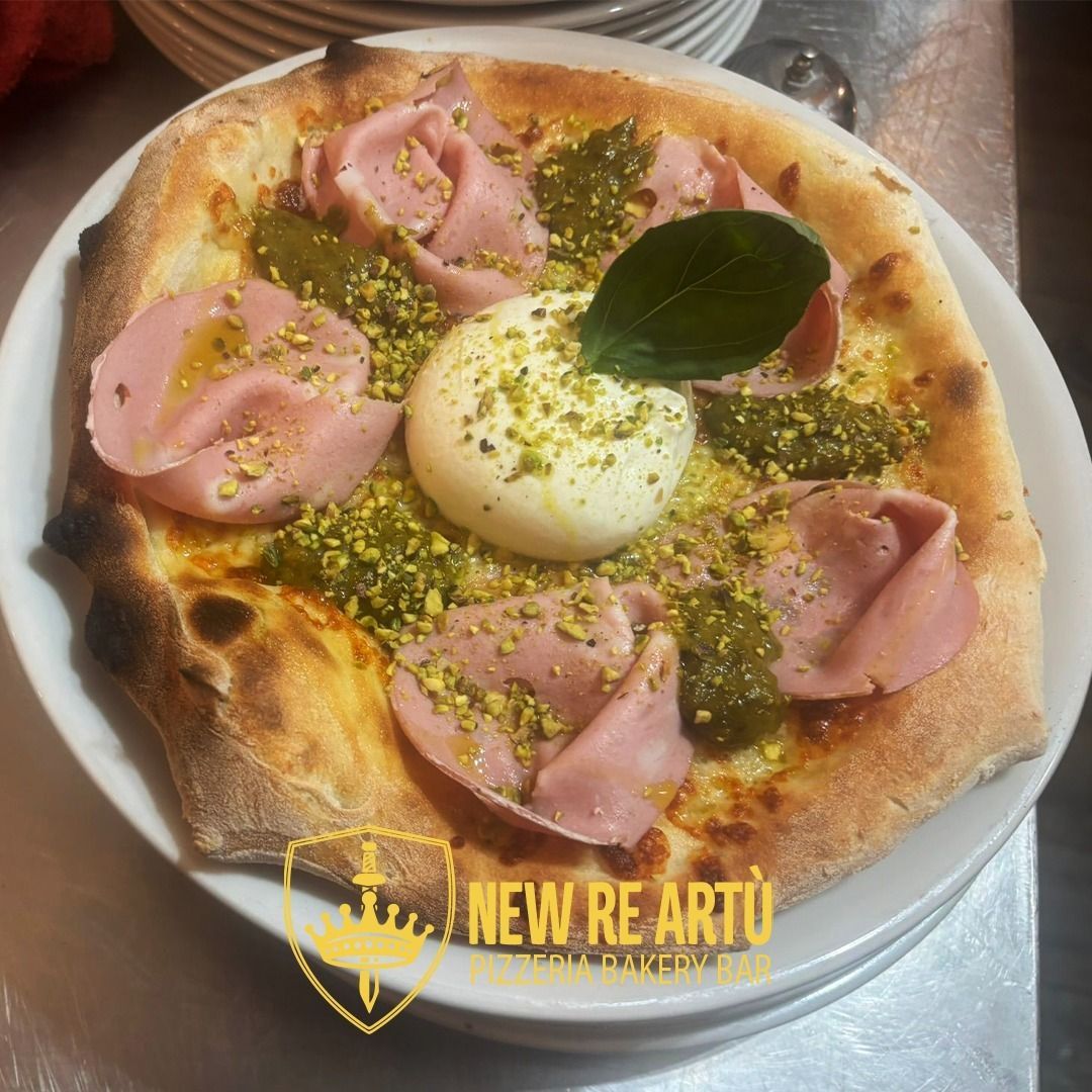 Una pizza condita con mortadella, pesto, pistacchi tritati e una palla di burrata, con il logo del ristorante in un angolo.