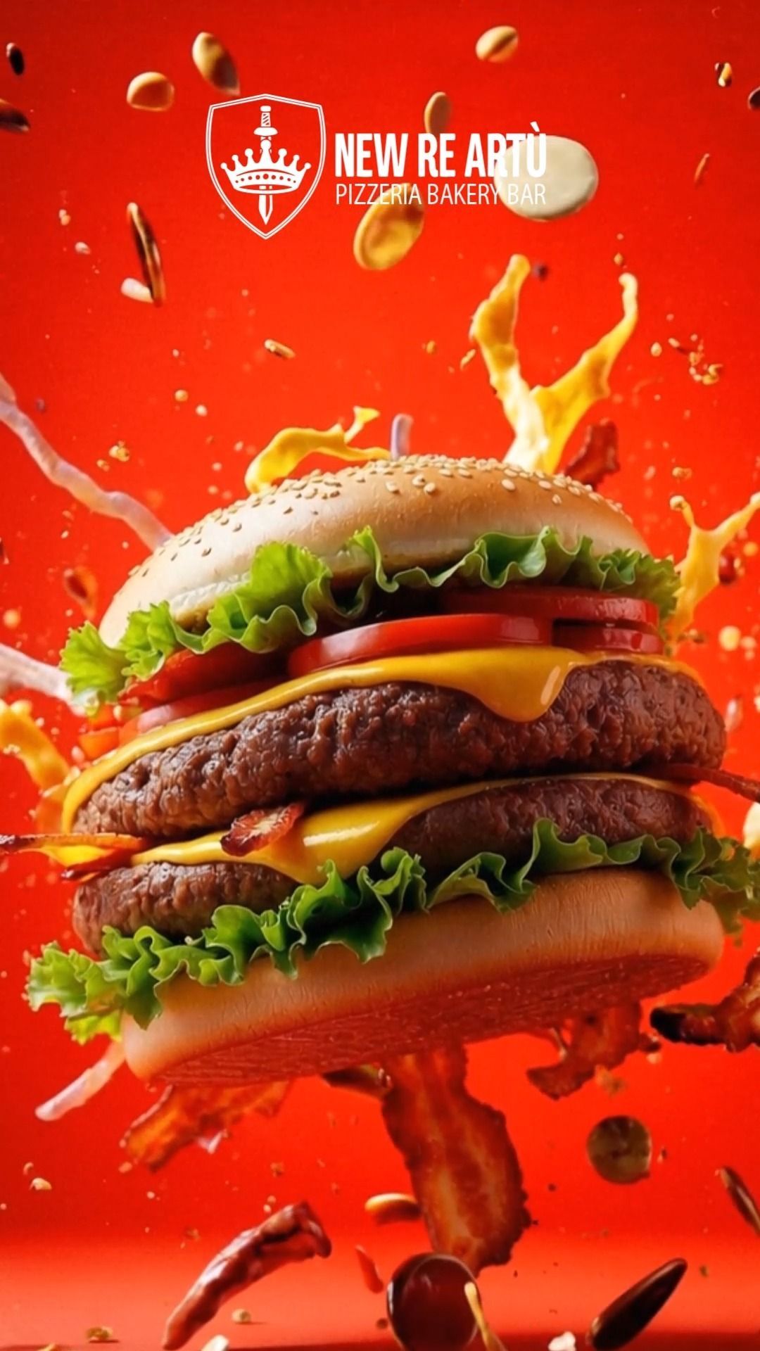 Un doppio cheeseburger con lattuga, pomodoro e pancetta galleggia tra gli ingredienti che schizzano su uno sfondo rosso acceso.