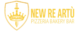 Logo dorato per New Re Artù Pizzeria Bakery Bar con una corona e una spada all'interno di uno scudo sulla sinistra.