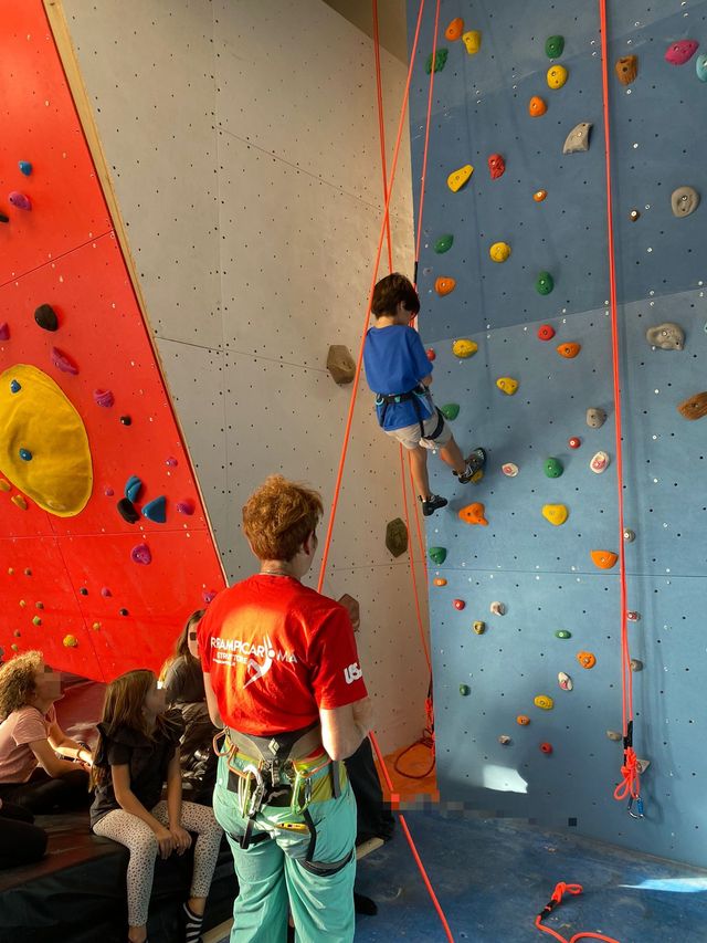 Corso avanzato di arrampicata in palestra per ragazzi e bambini ad