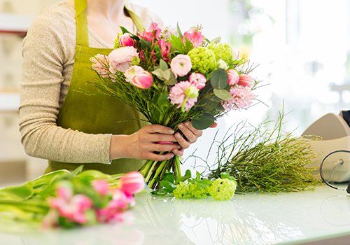 una donna in una fioriera con un bouquet di fiori