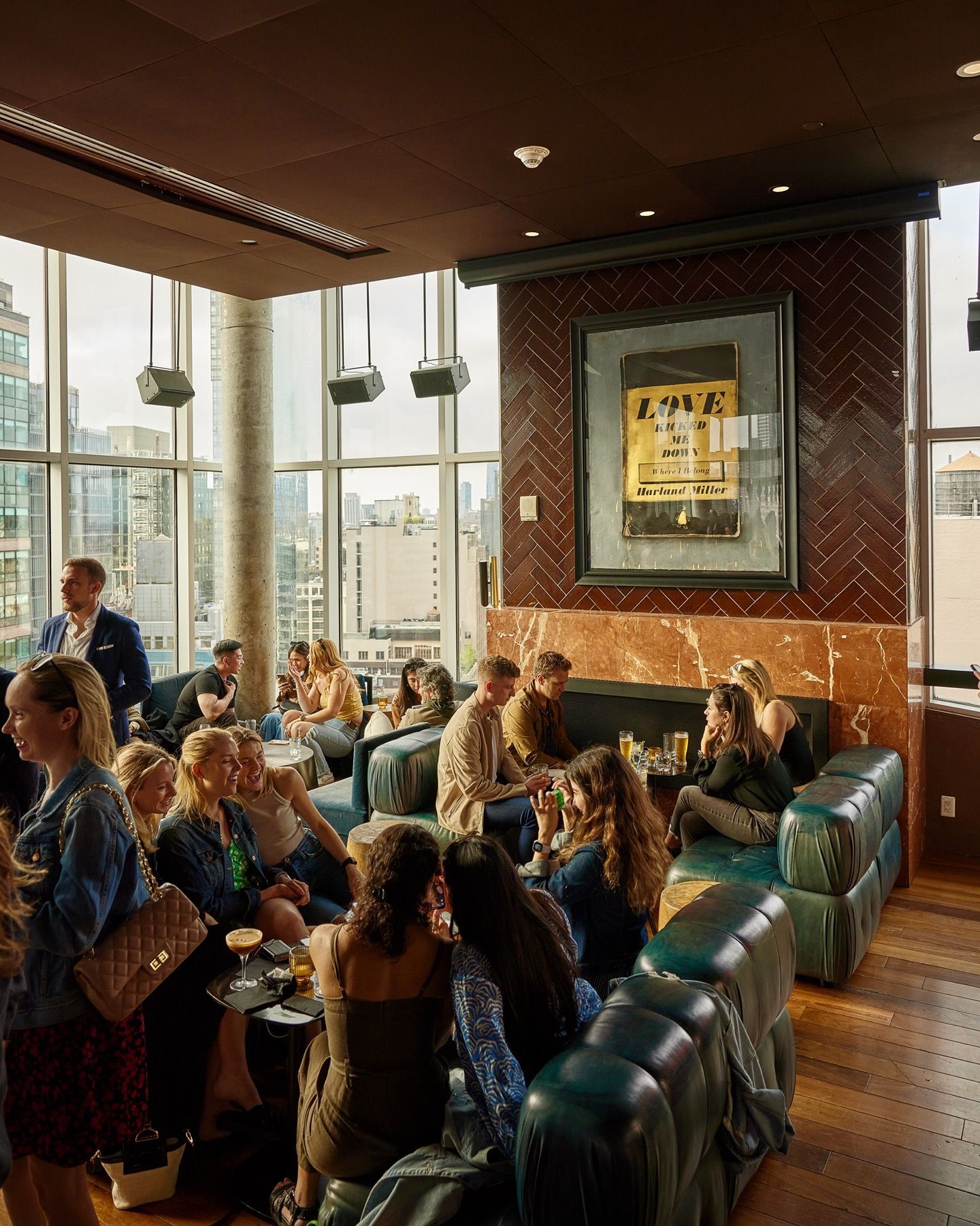 A group of people are sitting at tables in a restaurant.