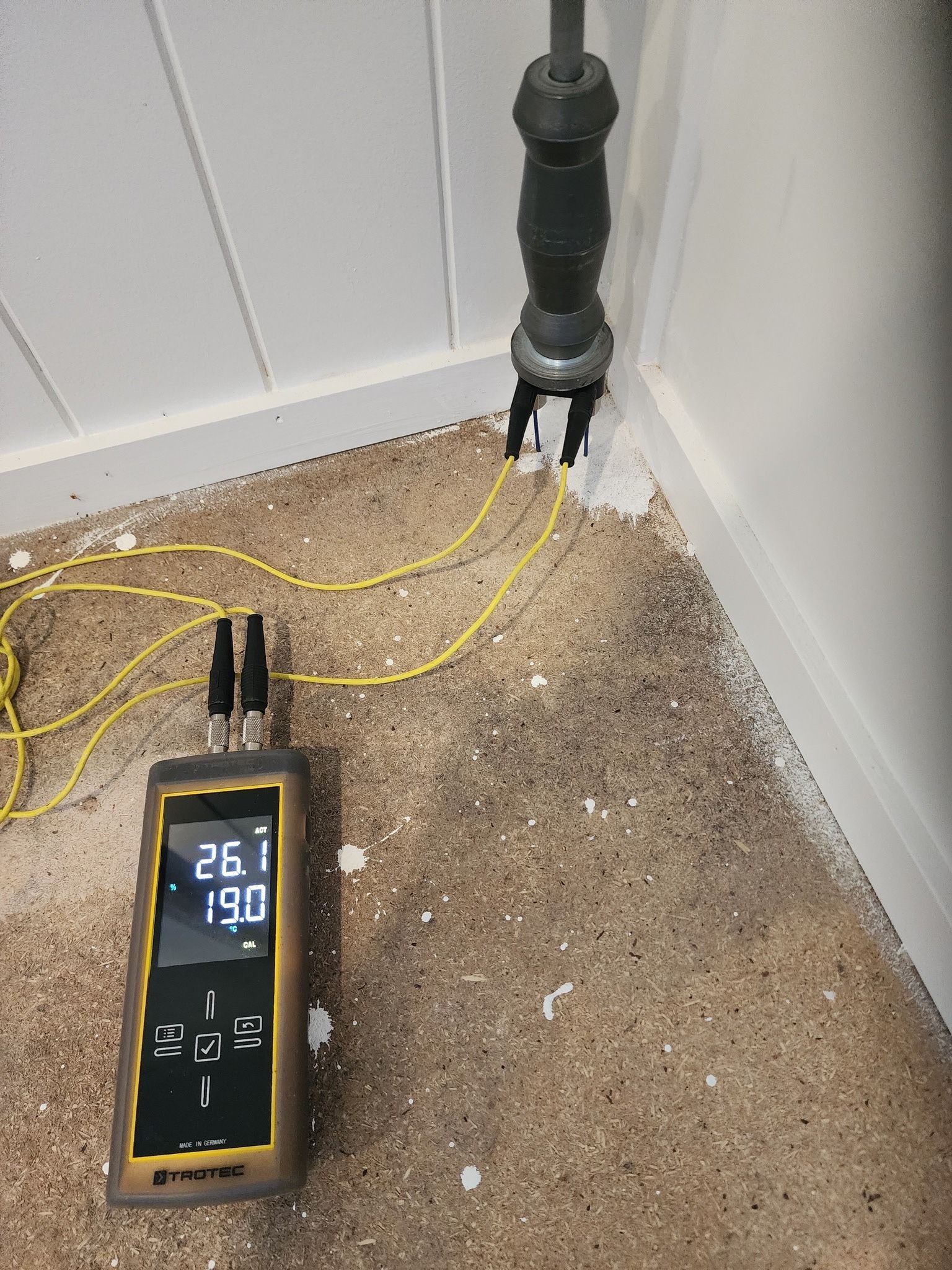 A temperature gauge measuring pipe and floor temperatures. Yellow wires connect the device, reading 26.1°C and 19.0°C. — Dynamic Services in Limestone Creek, QLD