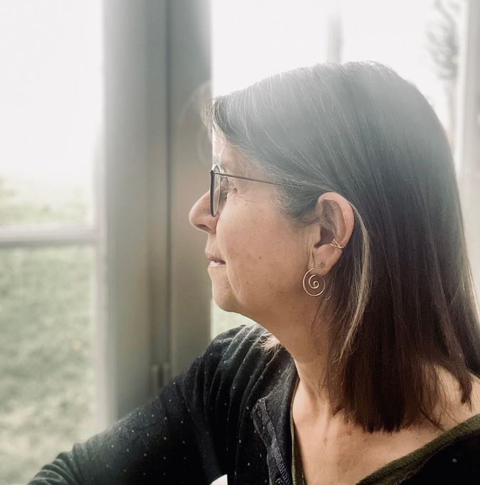 Sussie foran grønne planter i Yogarummet.