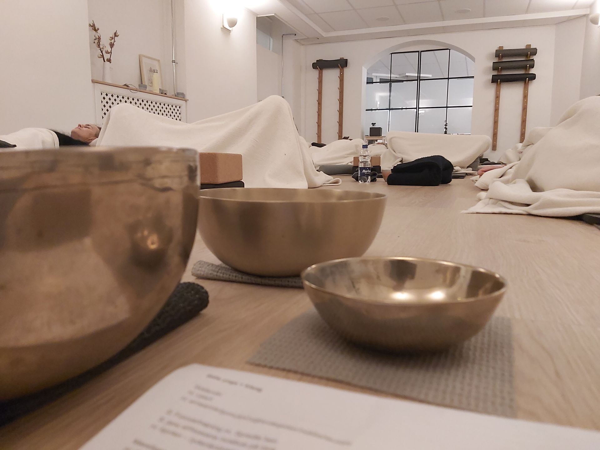 Et nærbillede af et stykke stof med broderi