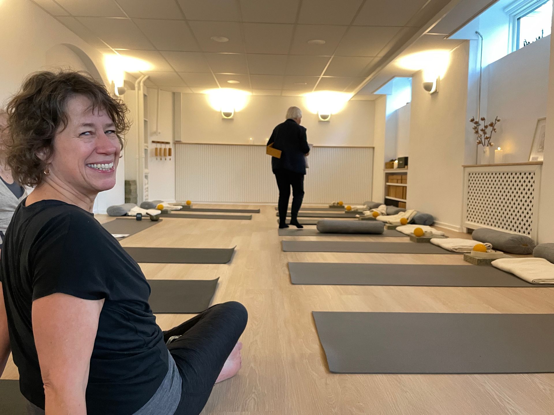 Et skilt, der hænger fra et gelænder, hvor der står yoga på