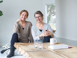 To kvinder ved et bord