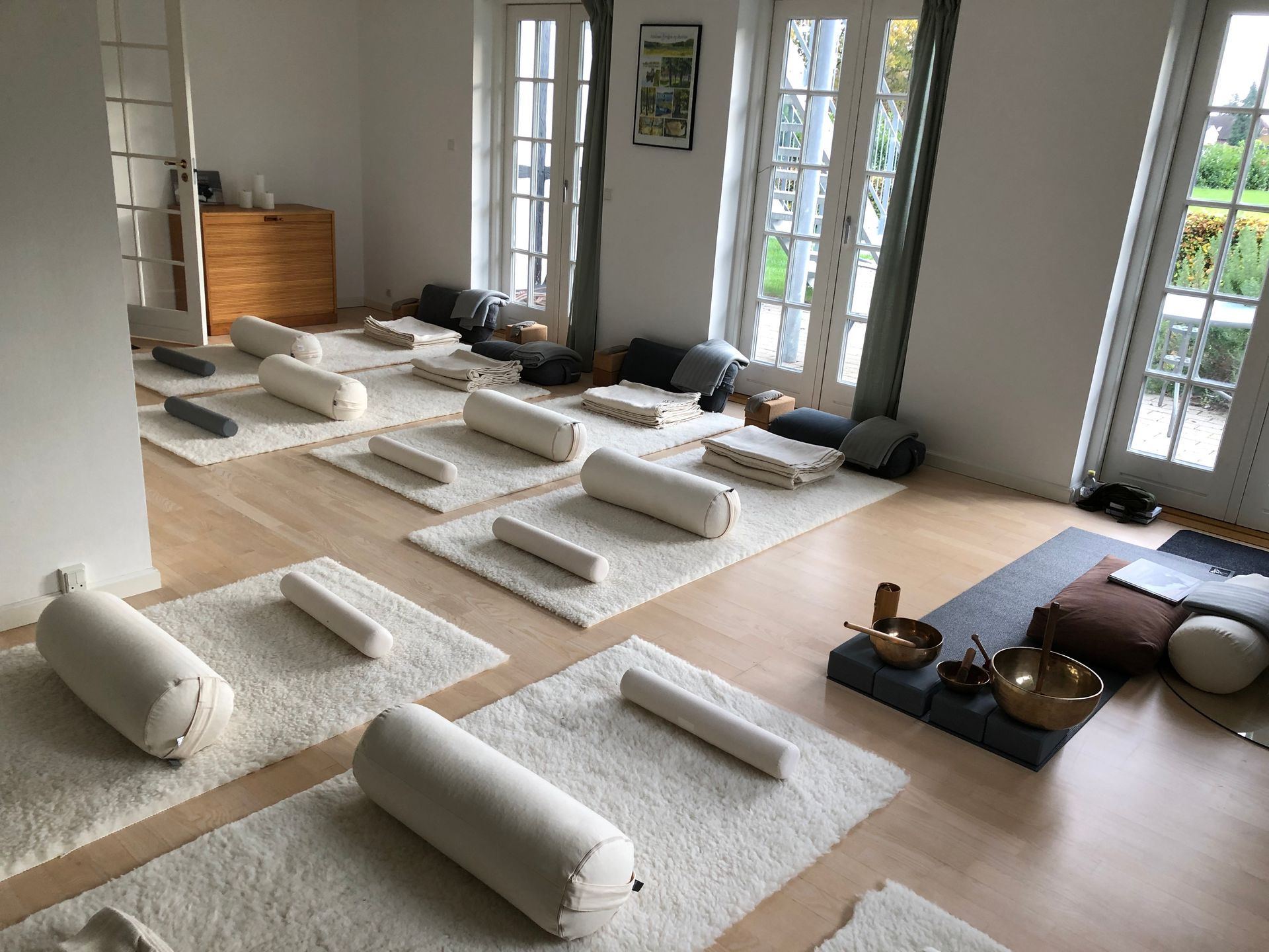 Yoga studie med måtter og puder på gulvet