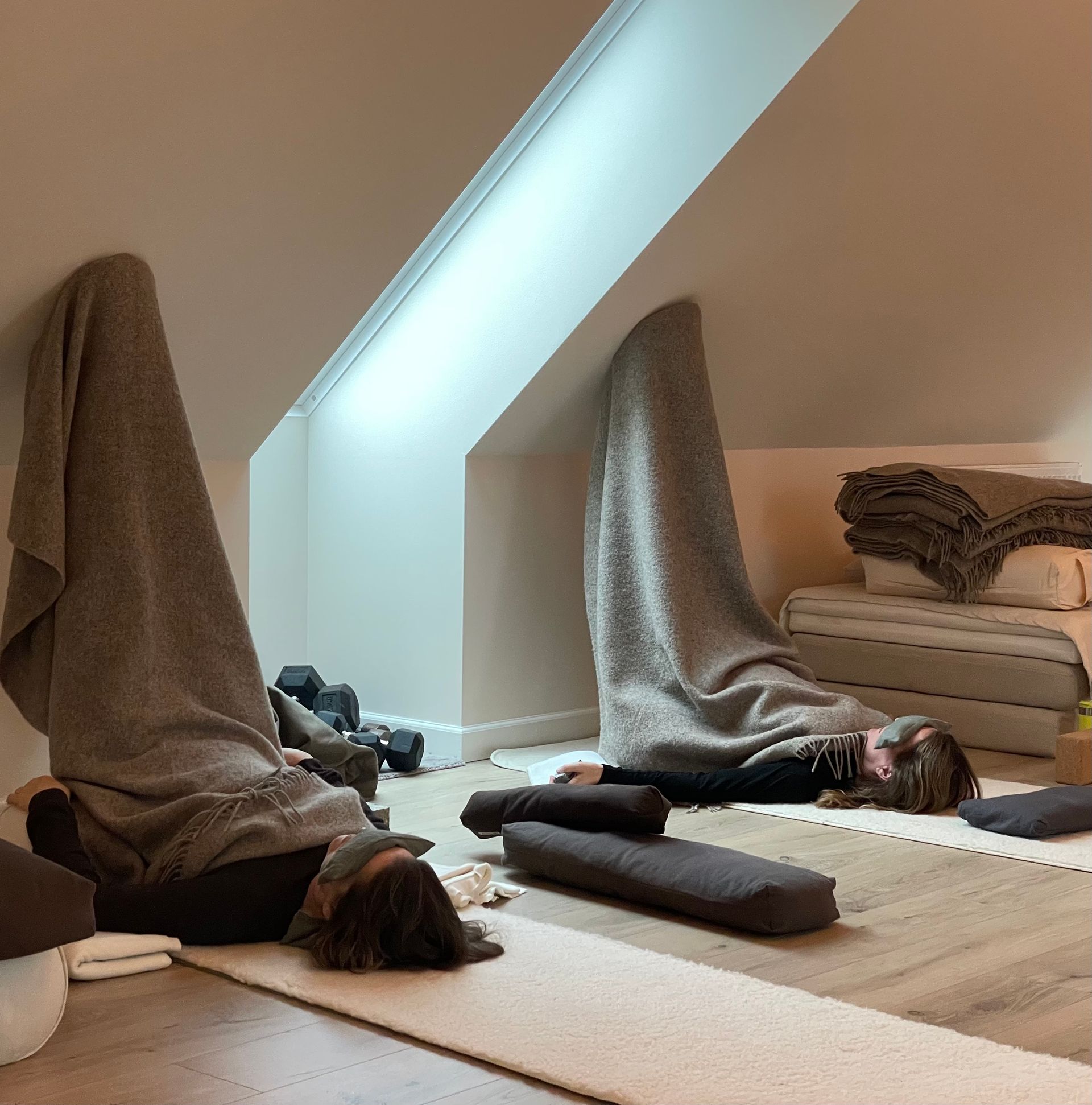 Kvinde i restorativ stilling