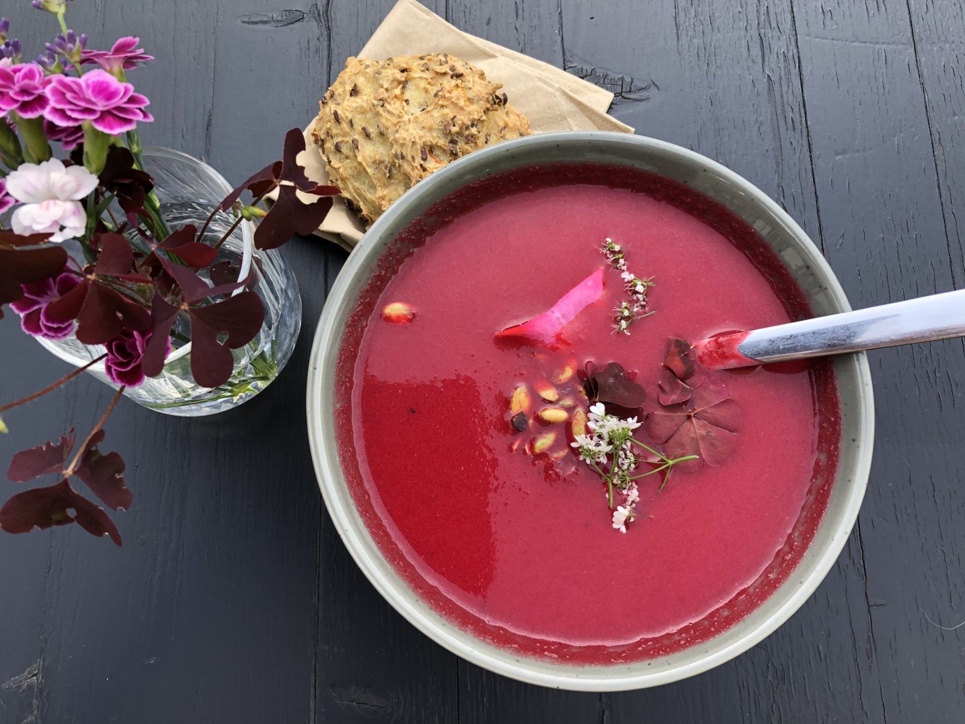 Skål med rødbedesuppe
