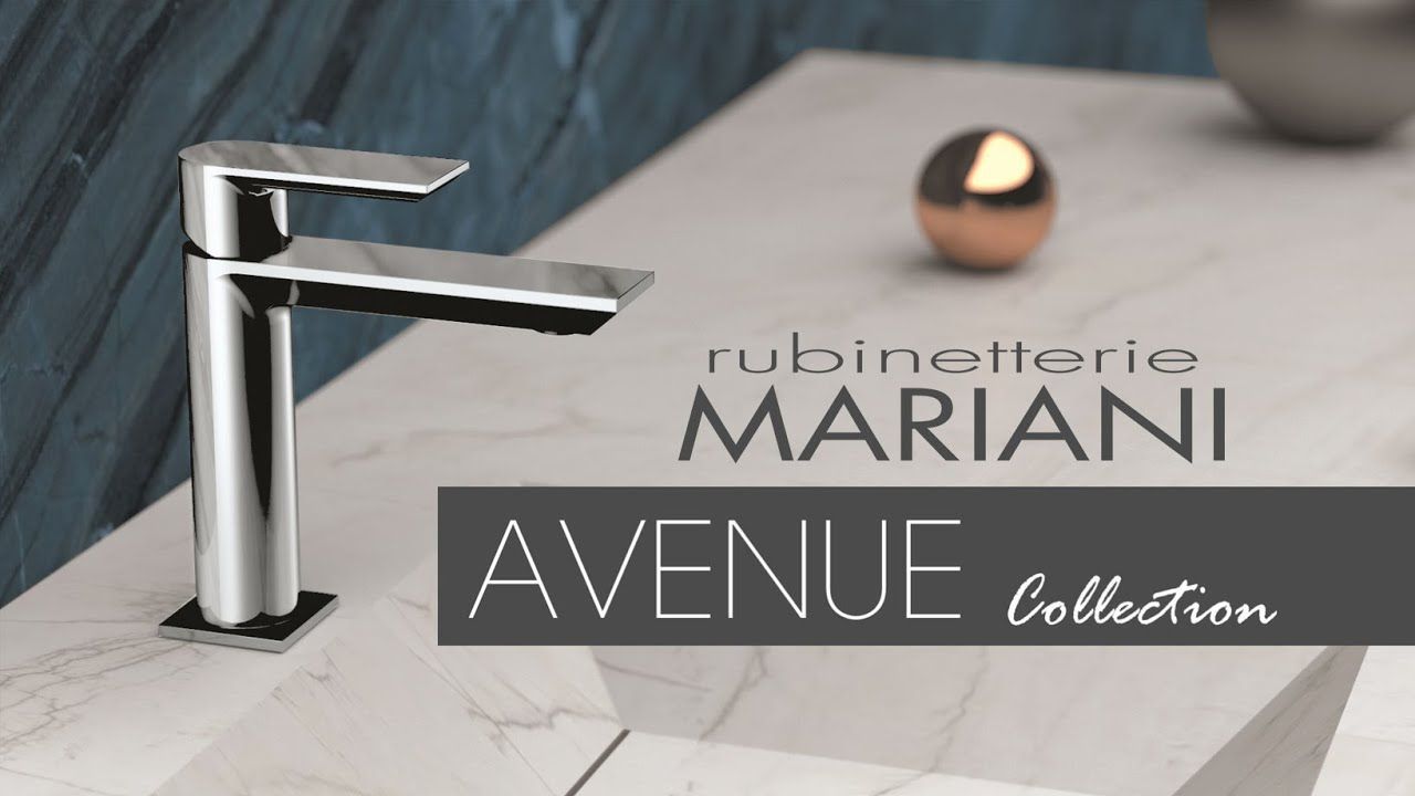 Rubinetto cromato della collezione Mariani Avenue su una superficie in marmo, con una sfera dorata sullo sfondo.