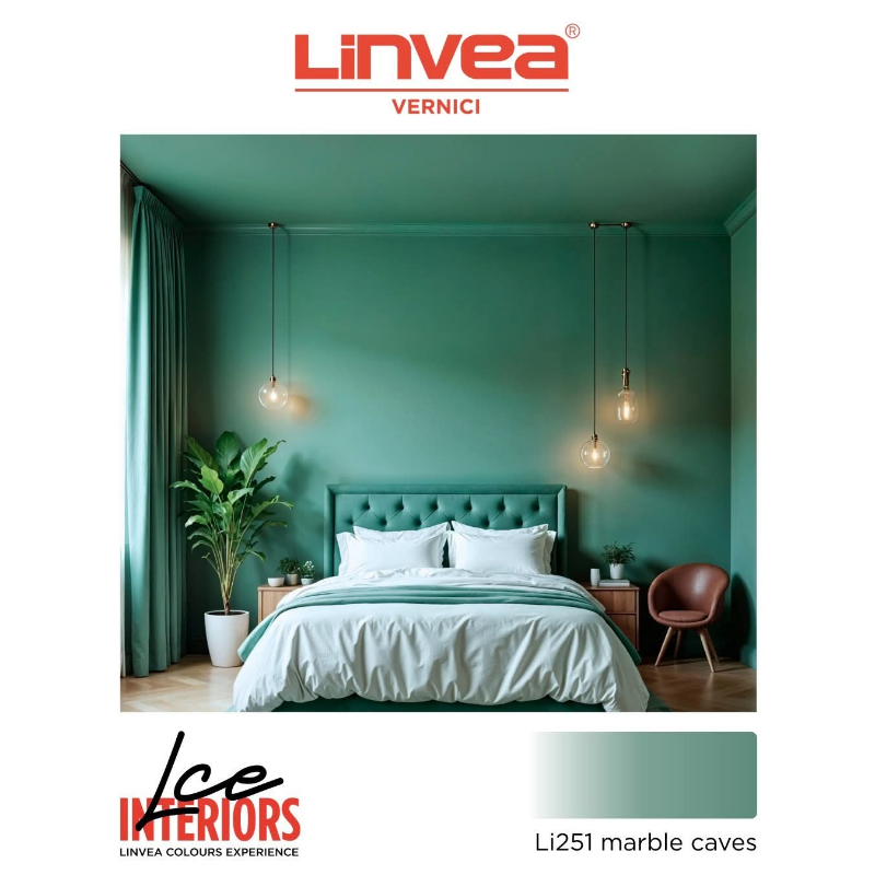 Camera da letto dipinta in verde marmo, con tende, letto e decorazioni coordinati, di Linvea Vernici.