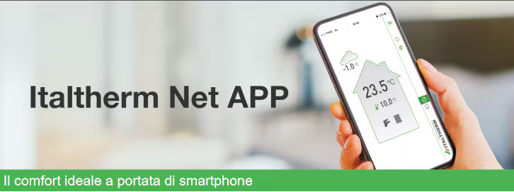 Persona con in mano uno smartphone che visualizza l'APP Italtherm Net.