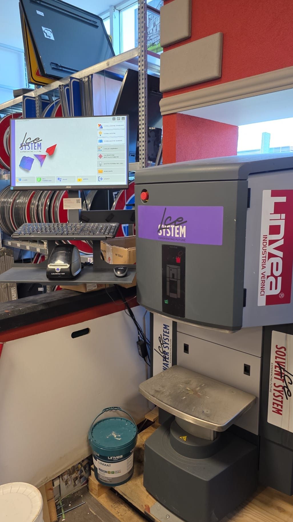 Materiali di marketing: tablet con video, smartphone con sito web e confezione del prodotto.