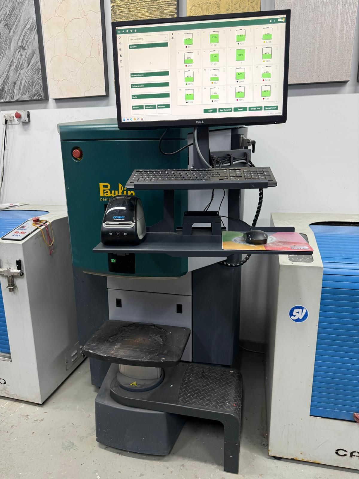 Una macchina dotata di monitor per computer con interfaccia verde, tastiera e stampante.