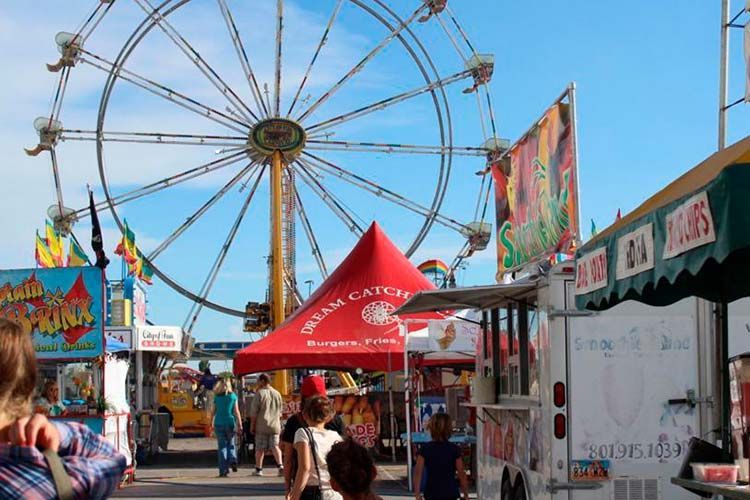 Photo in a rustic frame of a couple posing, next to a jar with a light and barbed wire.