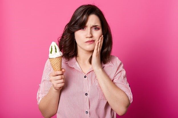 Woman with tooth pain