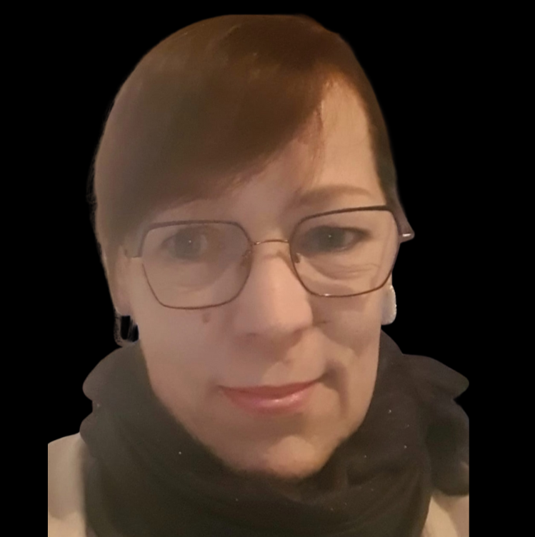 Een close-up van het gezicht van een vrouw met rood haar en een zwart shirt.