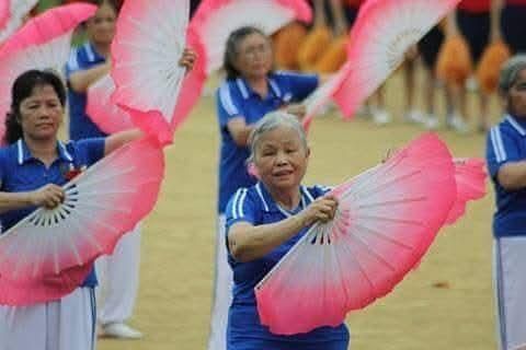 Mẹ tôi  (ở giữa) múa quạt, thể dục dưỡng sinh Thái Cực Quyền