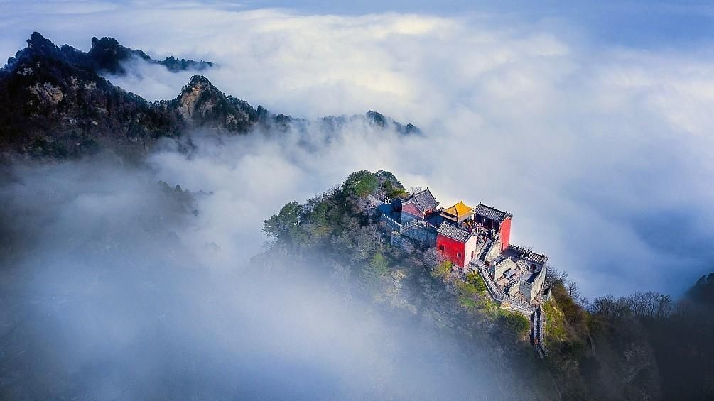 Tôi bị hút về phía ngọn núi ấy, tưởng tượng sương quấn quanh những bậc đá cổ..