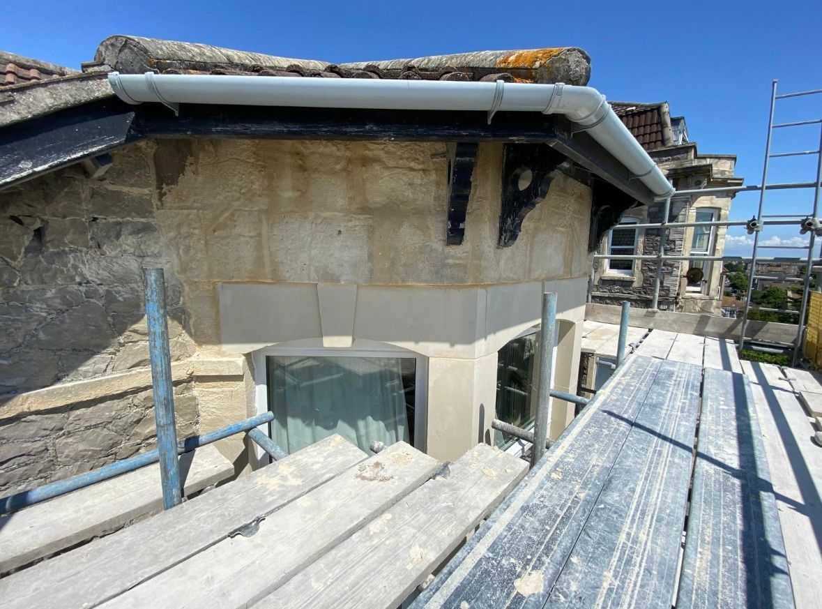 A scaffolding is sitting on top of a building under construction.