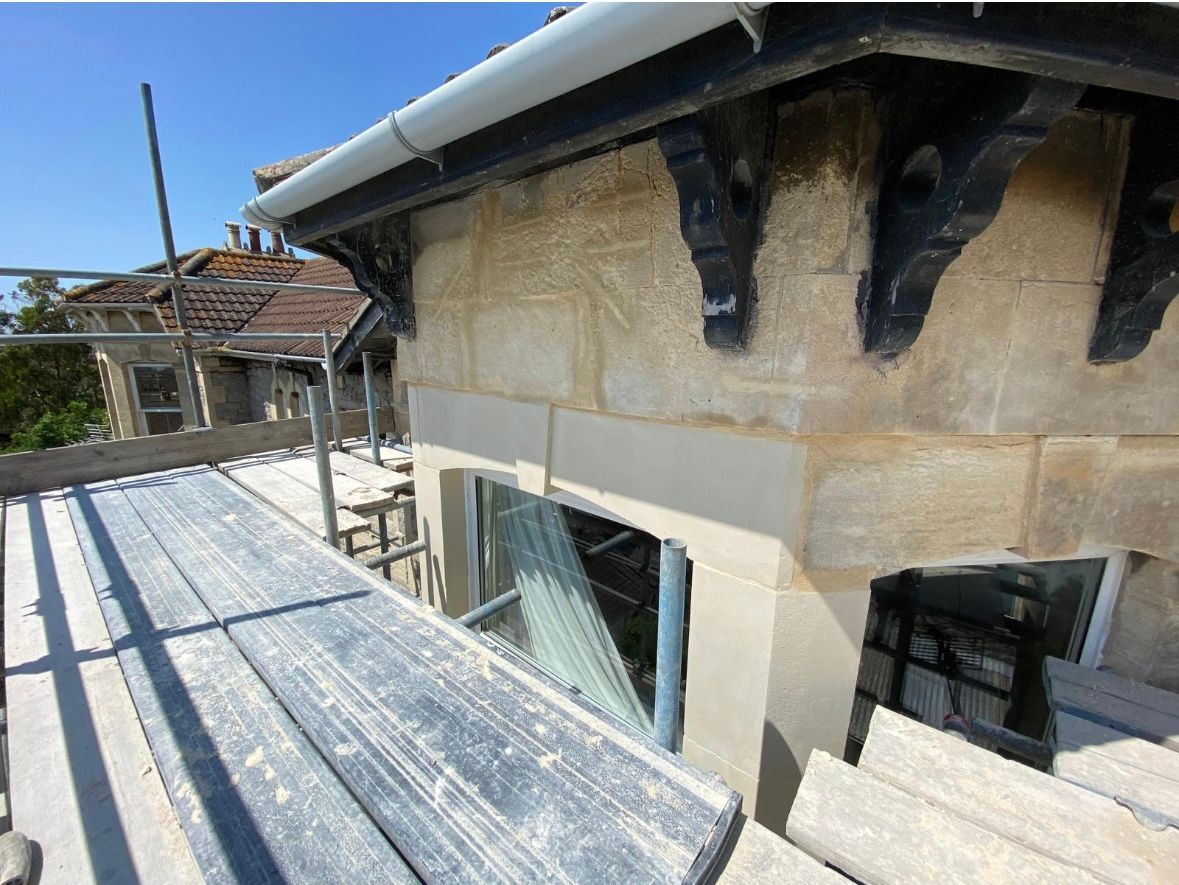 A scaffolding is sitting on top of a building under construction.