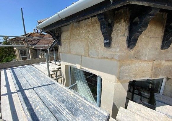 A scaffolding is sitting on the side of a building.