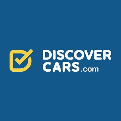El logotipo de discover cars.com tiene un fondo azul.